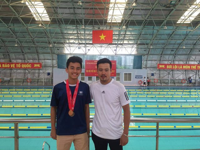 Văn Hào giành huy chương bạc, huy chương đồng môn bơi của Giải thể thao học sinh phổ thông thành phố Hà Nội năm 2017.