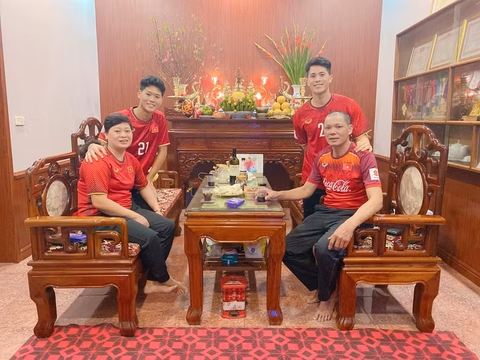 Gia đình Đình Trọng mặc đồng phục áo đỏ ngày mùng 1 Tết mong cả năm may mắn.