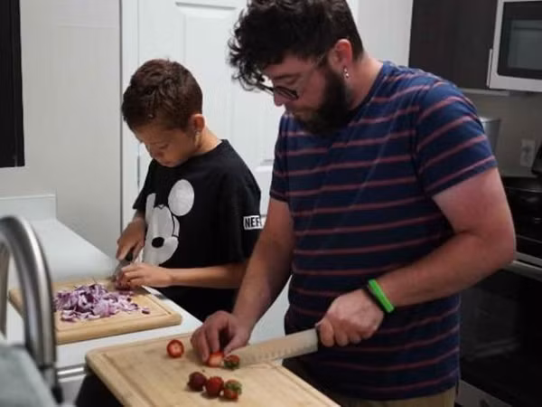 Hai bố con thầy Lanning rất thích nấu ăn cùng nhau.
