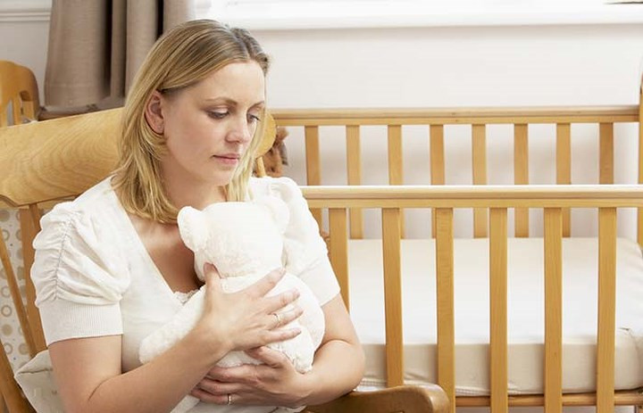 Nguy cơ sảy thai: Ăn quá nhiều đu đủ có thể gây dị ứng với latex (mủ cao su). Điều này có thể gây nguy hiểm cho phụ nữ đang mang thai. Các nghiên cứu khác cũng nói về enzyme papain trong đu đủ gây ức chế progesterone (một hormone giới tính) cần thiết để chuẩn bị cho tử cung thụ thai. Nghiên cứu sâu hơn cũng cho chúng ta biết rằng papain trong đu đủ có thể đầu độc thai nhi và gây dị tật bẩm sinh ở trẻ sơ sinh.