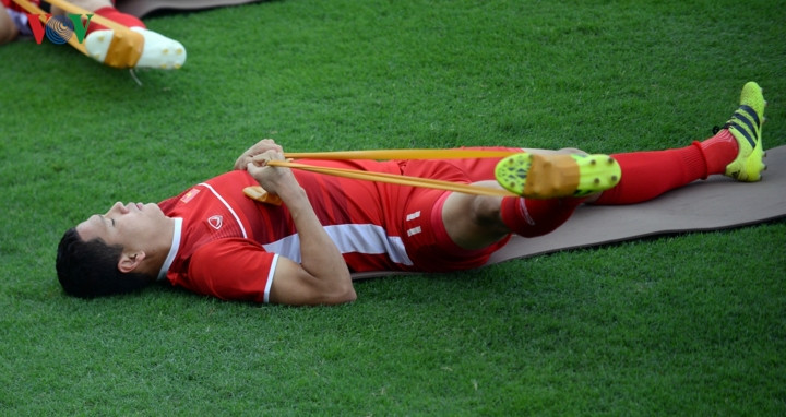 Anh Đức và các cầu thủ đá chính ở trận bán kết lượt đi AFF Cup 2018 với ĐT Philippines khởi động nhẹ và tập giãn cơ.