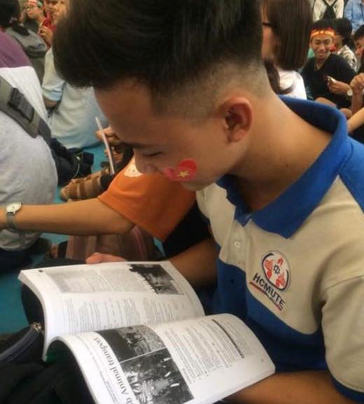 Tranh thủ học bài mọi lúc mọi nơi.