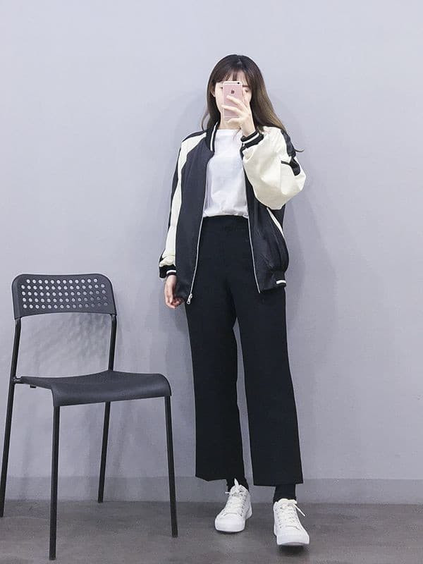 Culottes tối màu kết hợp cùng áo phông đơn giản bên trong và áo khoác mỏng bên ngoài. Sneaker kết hợp thêm một đôi tất trơn cao cổ sẽ là sự lựa chọn không thể tuyệt vời hơn cho gợi ý trẻ trung này.