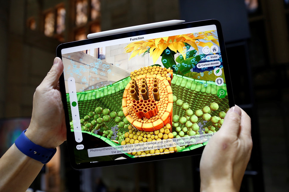 Bên cạnh đó, công ty cũng giới thiệu chiếc bút Apple Pencil với thiết kế mới, nhỏ gọn và dễ sử dụng hơn. Điểm cải tiến đáng chú ý nhất trên chiếc bút này là nó đã được tích hợp công nghệ sạc không dây thay vì phải cắm trực tiếp vào iPad như thế hệ trước.