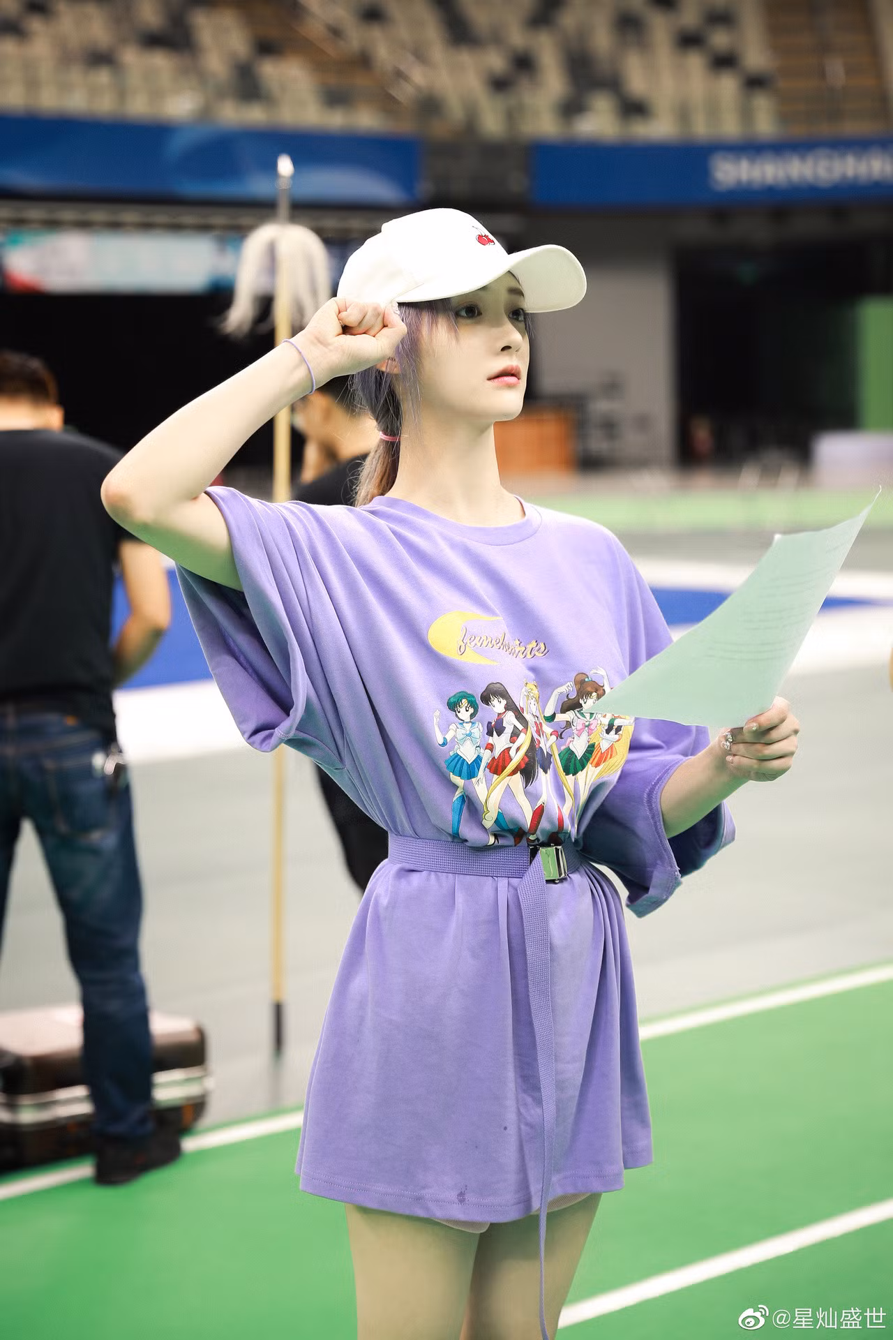 Dù là ở trong nhóm I.O.I hay Pristin, Kyulkyung đều tỏa sáng nhờ khuôn mặt xinh như búp bê, thân hình mảnh mai và vòng eo nhỏ đến khó tin của mình.