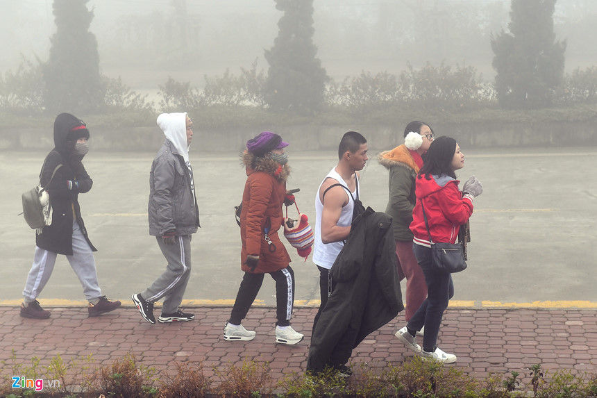 Khi xuống tới bãi đỗ xe, nhiều người vẫn thấy Long mặc áo ba lỗ đi bộ. Anh từ chối tiết lộ nhiều thông tin về mình.