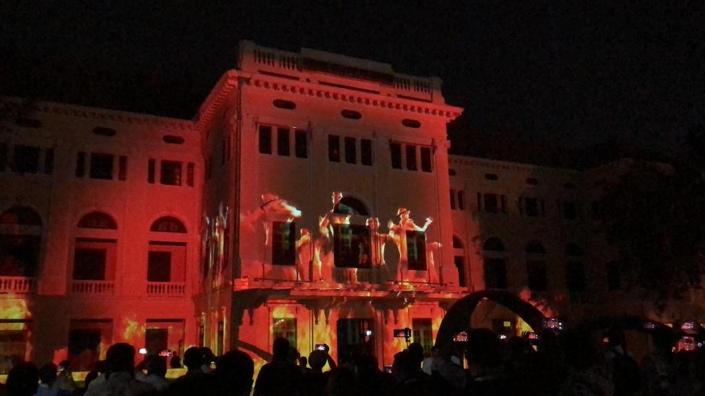 Buổi tối, bảo tàng sử dụng hai dòng máy chiếu sáng nhất tạo nên một tấm thảm hiệu ứng hình ảnh tuyệt vời về văn hoá Thái Lan.