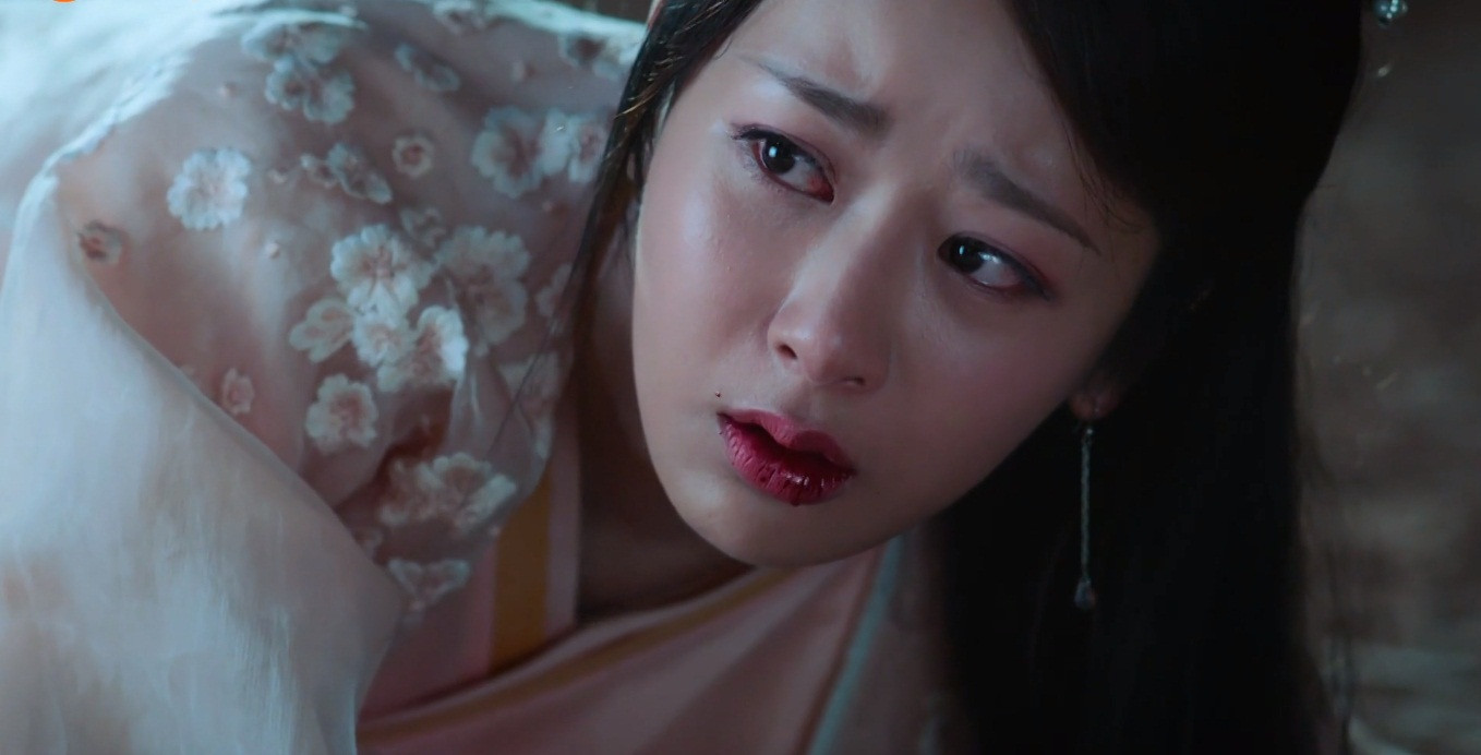 nhưng Húc Phượng vẫn ép mình ra tay với Cẩm Mịch.