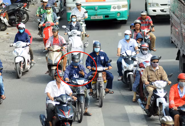 Vừa di chuyển vừa nghe điện thoại tiềm ẩn nhiều nguy cơ cho bản thân và các phương tiện tham gia giao thông khác. (Ảnh minh họa)