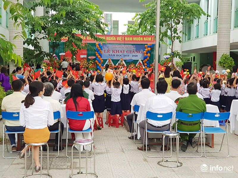 Tại trường tiểu học Trần Cao Vân (quận Thanh Khê, Đà Nẵng), các đại biểu khách mời, phụ huynh, giáo viên... đều được xếp ngồi phía sau học sinh Tại trường tiểu học Trần Cao Vân (quận Thanh Khê, Đà Nẵng), các đại biểu khách mời, phụ huynh, giáo viên... đều được xếp ngồi phía sau học sinh
