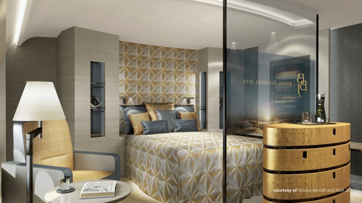Phía trước máy bay là phòng ngủ chính...