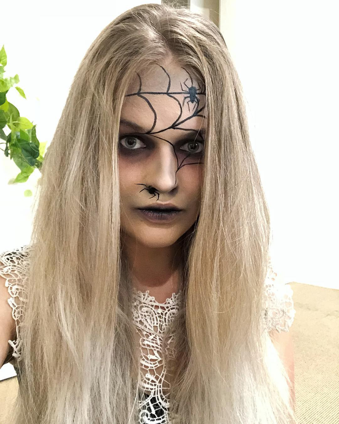 Bạn có thể hóa trang với một chiếc mạng nhện nhỏ xíu. (Ảnh: @eringrace285)