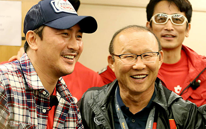 HLV Park Hang-seo vui mừng khi gặp lại học trò Ahn Jung Hwan (trái) trong chương trình Curious Husband's Get Away. (Ảnh: VnEpress)