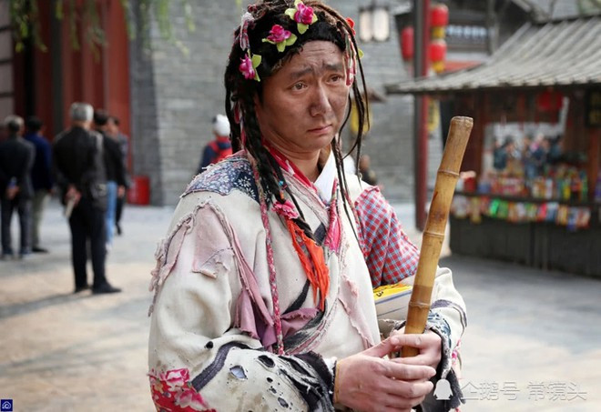 Chân dung năm diễn viên Trung Quốc đóng vai ăn xin suốt 8 năm. Chân dung năm diễn viên Trung Quốc đóng vai ăn xin suốt 8 năm.