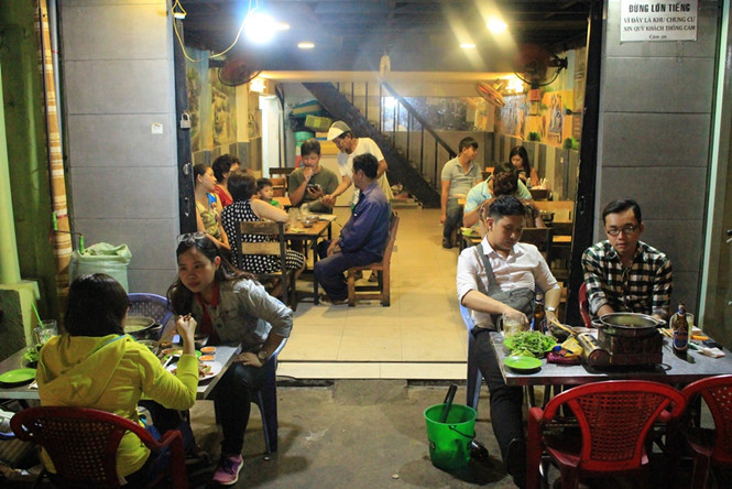 Khung giờ đông khách nhất của quán rơi vào tầm từ 8 giờ tối đến 12 giờ khuya. ẢNH: LƯU TRÂN.