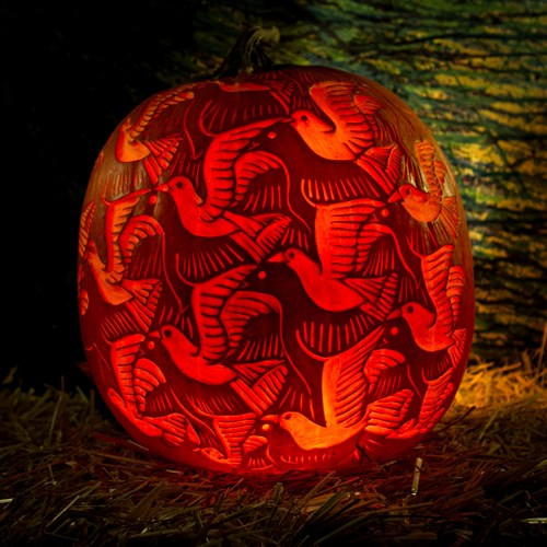 Một tác phẩm vô cùng phức tạp của MC Escher được tái hiện trên bí ngô.