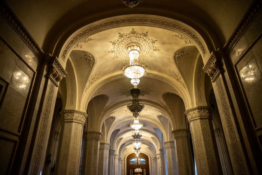 Lý Nhã Kỳ khác lạ trong trang phục truyền thống của Romania ảnh 5 Lý Nhã Kỳ khác lạ trong trang phục truyền thống của Romania ảnh 5