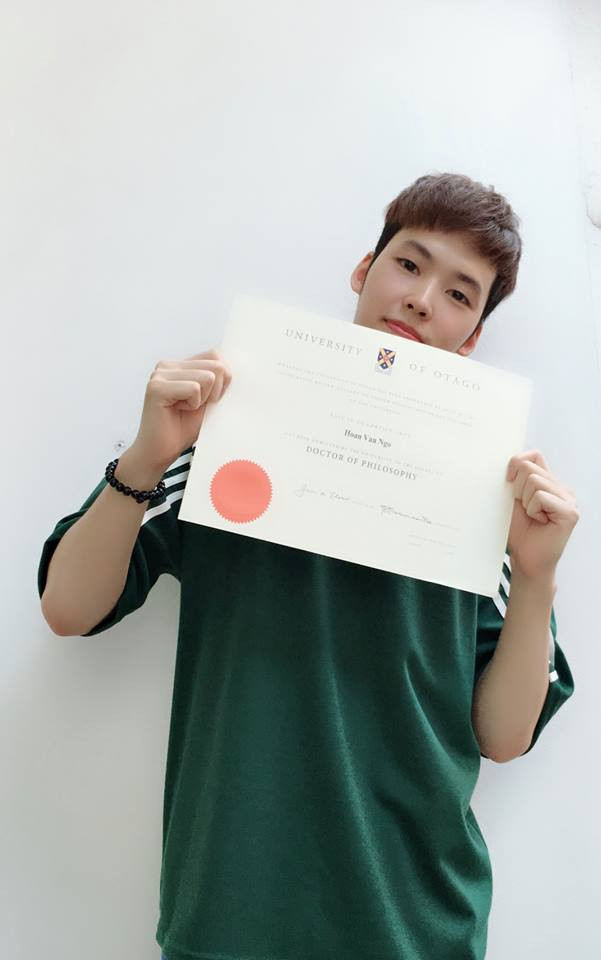 Ngô Hoàn và tấm bằng tiến sĩ khi theo học tại New Zealand.