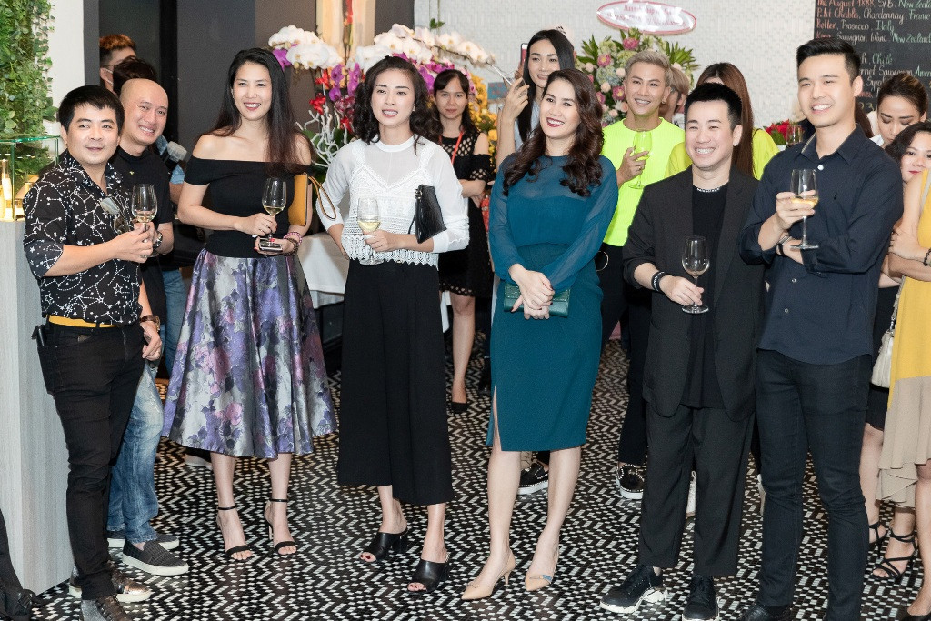 Đông đảo sao Việt đã cùng tề tựu xuất hiện tại buổi ra mắt thương hiệu mỹ phẩm của Xuân Lan.