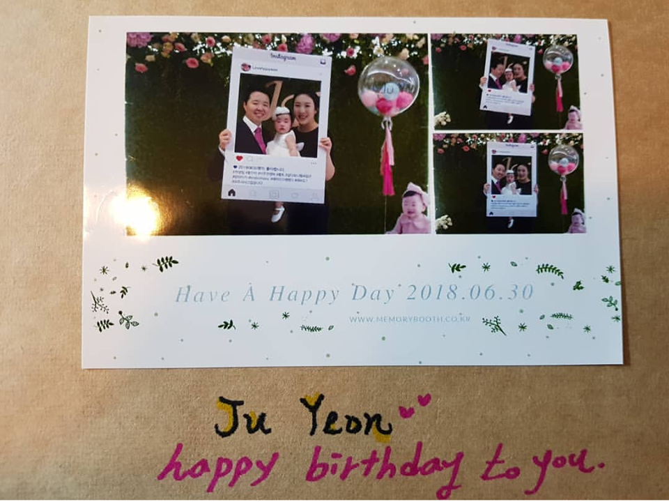 Hình ảnh được ghi lại trong ngày sinh nhật của cô bé.