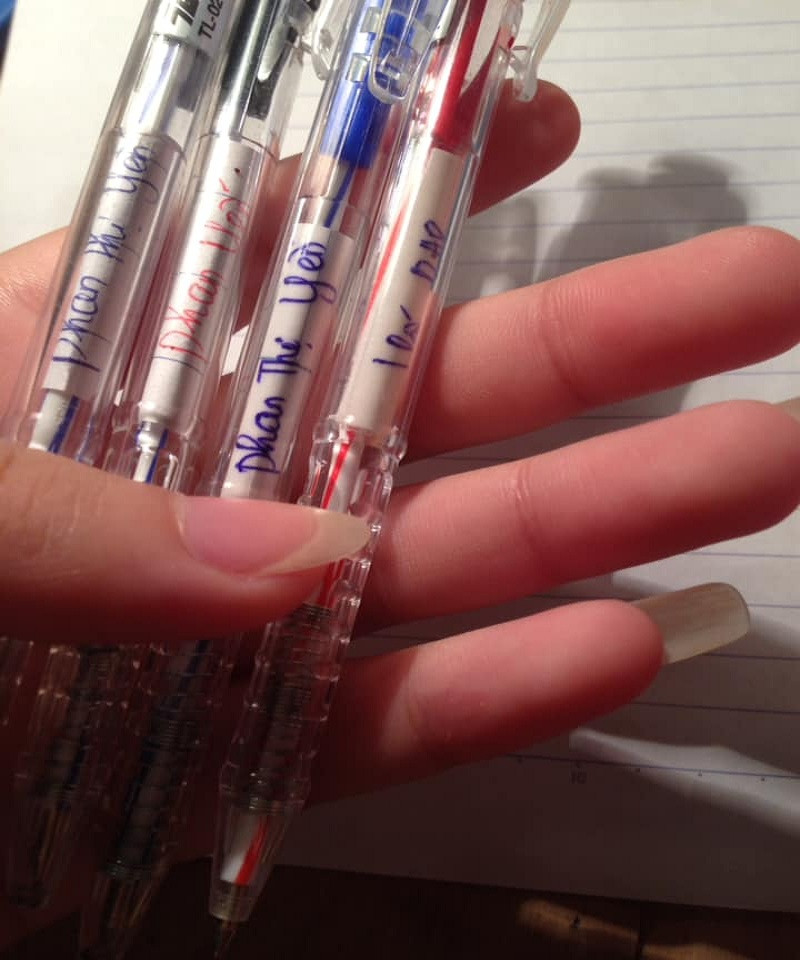 Chắc ai cũng từng thấy những cây bút dán tên thế này đúng không?