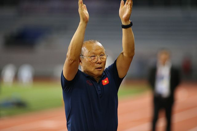 Kết thúc buổi họp báo, HLV Park quay trở lại sân.