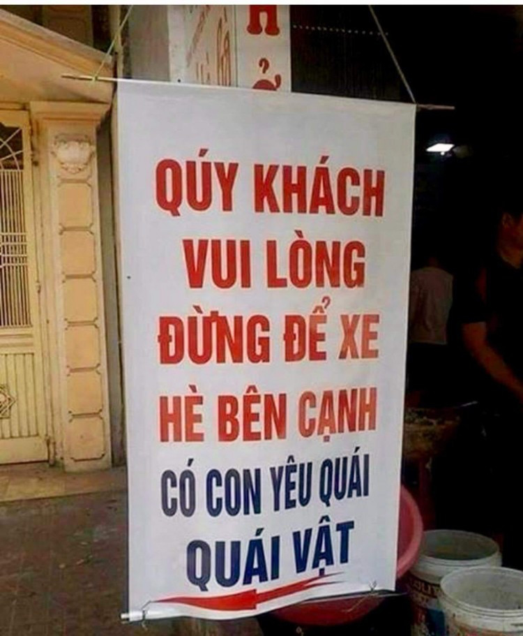 Chủ quán phở đanh đá viết bảng hướng dẫn để xe “dằn mặt” hàng xóm. (Ảnh: A.H)
