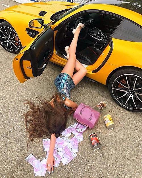 Trào lưu này hiện đang rất phổ biến ở châu Âu và những nước phát triển. Giới trẻ gọi nó là trào lưu "ngã xe khoe đồ".