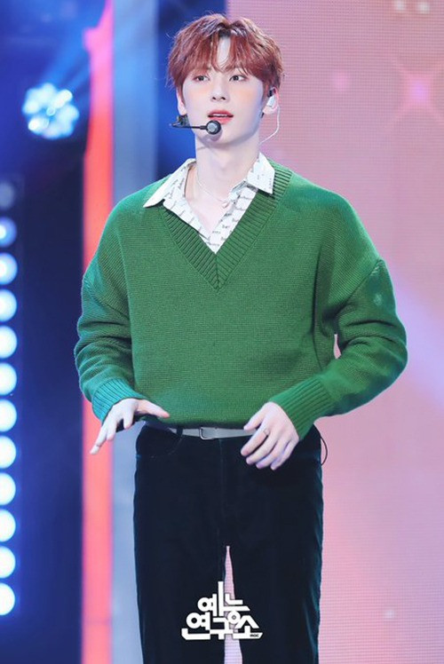 Diện thêm sơ mi phía trong là cách kết hợp đơn giản, dễ áp dụng nhưng ai nhìn vào cũng thích. 