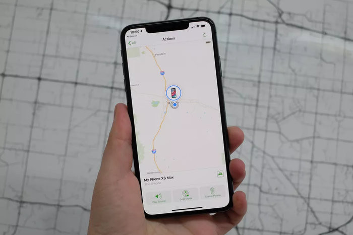 Với “Find My iPhone”, người dùng thiết bị iOS (iPhone, iPad,…) có thể tìm lại chiếc điện thoại quý giá nếu lỡ vô tình làm rơi hoặc bị trộm. (Ảnh minh họa: Cnet) Với “Find My iPhone”, người dùng thiết bị iOS (iPhone, iPad,…) có thể tìm lại chiếc điện thoại quý giá nếu lỡ vô tình làm rơi hoặc bị trộm. (Ảnh minh họa: Cnet)