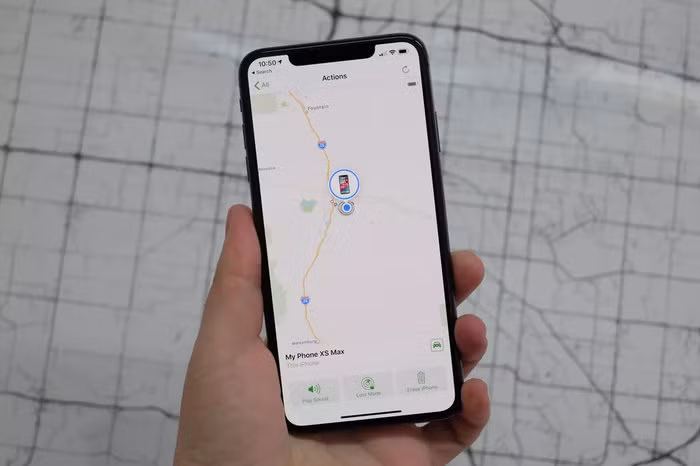 Với “Find My iPhone”, người dùng thiết bị iOS (iPhone, iPad,…) có thể tìm lại chiếc điện thoại quý giá nếu lỡ vô tình làm rơi hoặc bị trộm. (Ảnh minh họa: Cnet)