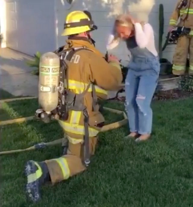 Cô bạn gái xinh đẹp òa khóc khi thấy bạn trai mình quỳ xuống cầu hôn.