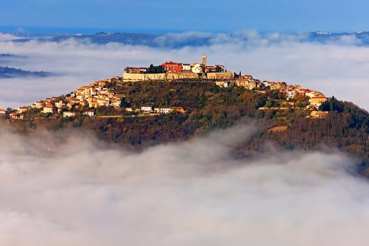 Ngôi làng Motovun - Montona giữa mây mù huyền ảo.