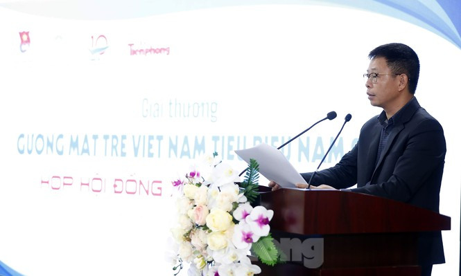 Nhà báo Phùng Công Sưởng - Phó Tổng biên tập báo Tiền Phong, Ủy viên Hội đồng báo cáo trước Hội đồng. Nhà báo Phùng Công Sưởng - Phó Tổng biên tập báo Tiền Phong, Ủy viên Hội đồng báo cáo trước Hội đồng.