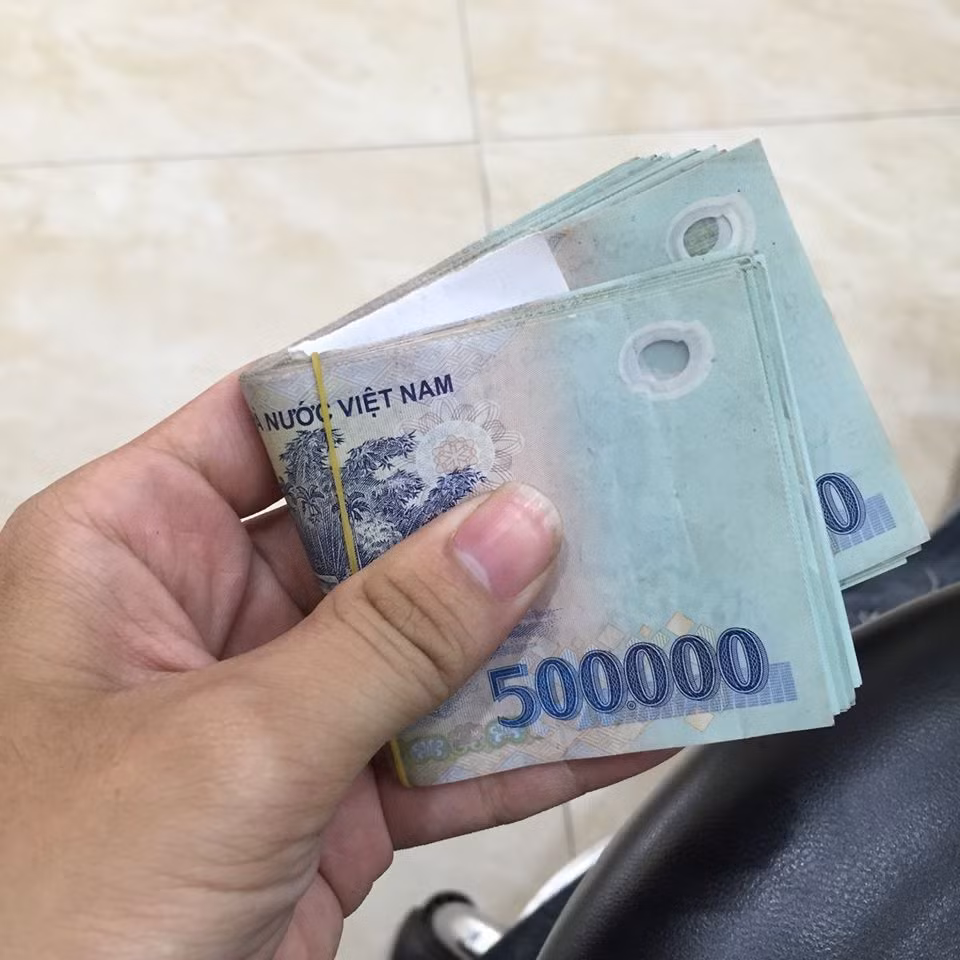 Học sinh lớp 6 lấy 30 triệu đồng của bố đi chia cho cả lớp khiến dân mạng xôn xao. (Ảnh minh hoạ từ Internet)