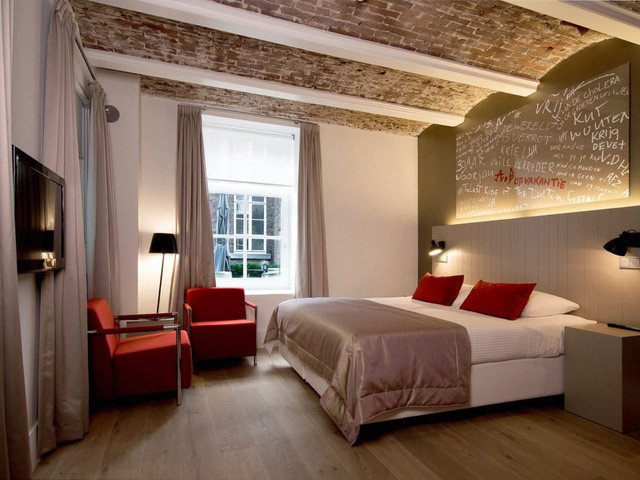 Một căn phòng của nhà tù được cải tạo mới.