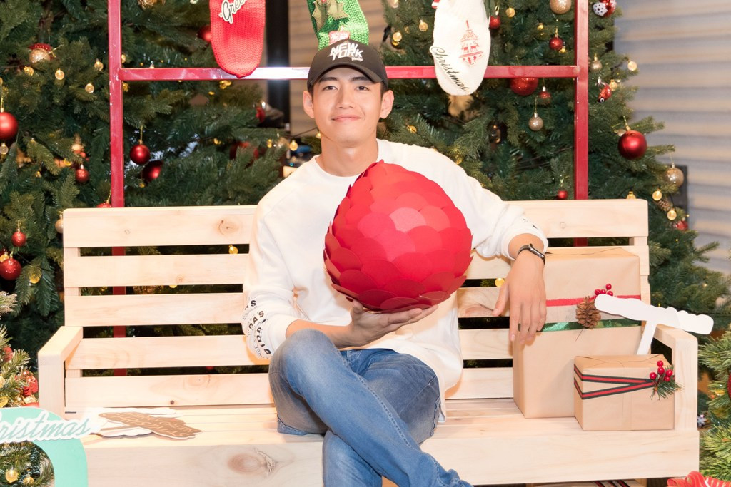 Sau màn biểu diễn, Quang Đăng cũng háo hức pose hình cùng những phần quà giáng sinh được trang trí trong khán phòng.