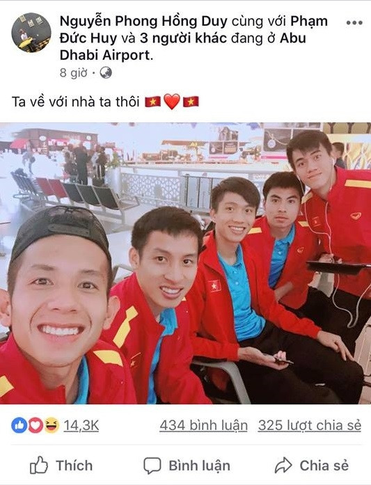 Hồng Duy, Hùng Dũng, Huy Hùng, Văn Đức và Đức Huy cùng nhau selfie trong lúc chờ đợi chuyến bay cất cánh.