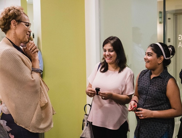 Alizay đem toàn bộ số tiền thu được đến tổ chức giúp đỡ những người nghèo đói.