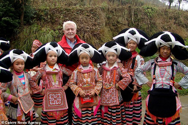 Chụp ảnh với các bé gái trong trang phục truyền thống ở Nam Trung Quốc