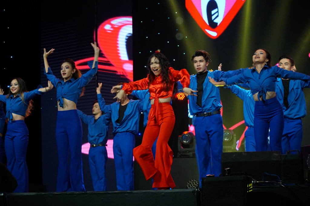 Phiên bản dance trước đây của ca khúc này cho thấy những động tác thay đổi rất nhanh và đẹp mắt. Phiên bản dance trước đây của ca khúc này cho thấy những động tác thay đổi rất nhanh và đẹp mắt.