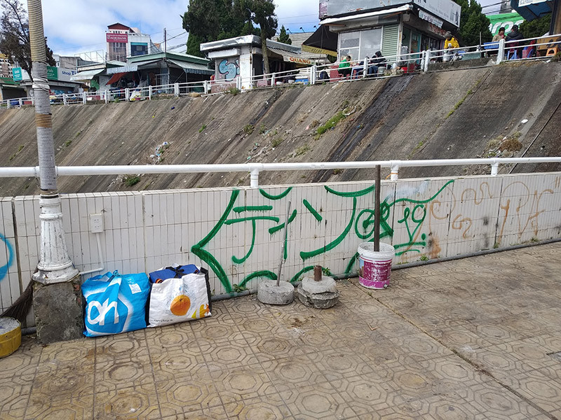 Chợ Đà Lạt nham nhở hình vẽ graffiti, không còn đẹp như trước.