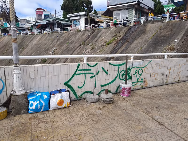 Chợ Đà Lạt nham nhở hình vẽ graffiti, không còn đẹp như trước.