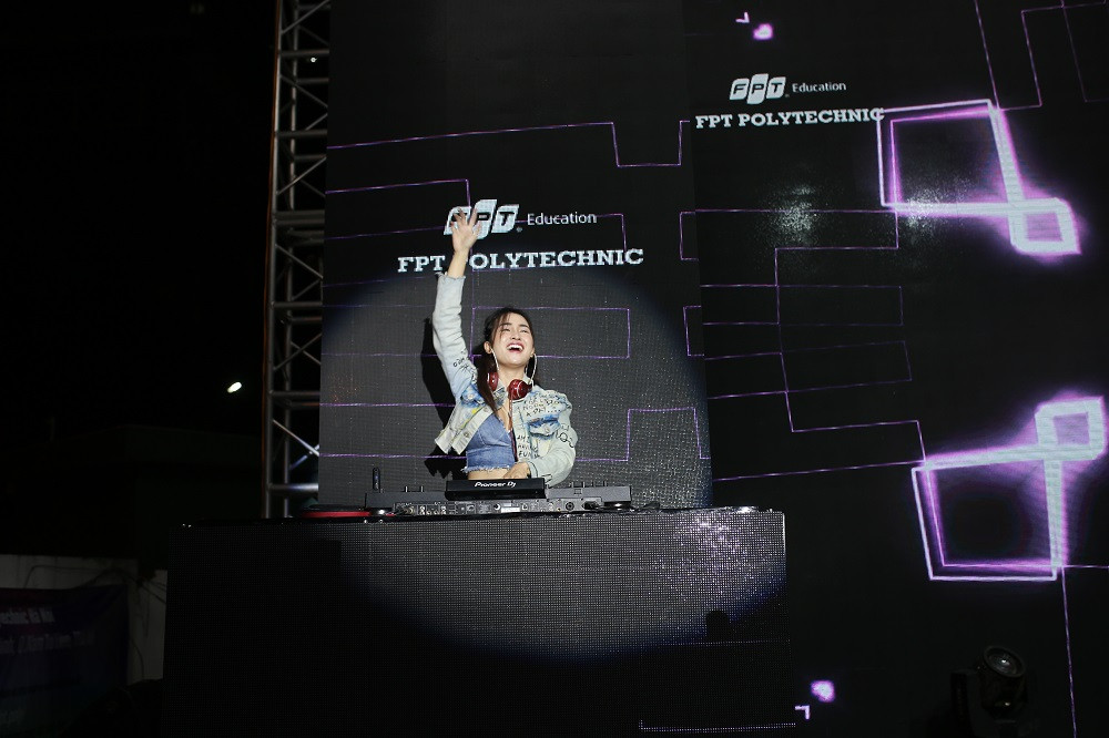 Sự xuất hiện của DJ xinh đẹp Trang Moon khiến cho sân khấu đêm nhạc hội càng thêm sôi động và bùng nổ.