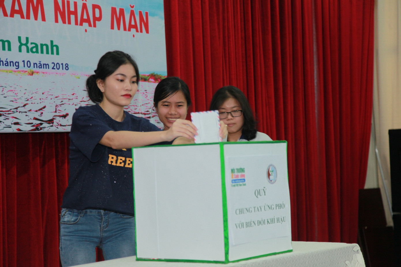 Các đại biểu cùng sinh viên tham gia chương trình gây quỹ “Chung tay ứng phó với biến đổi khí hậu”.