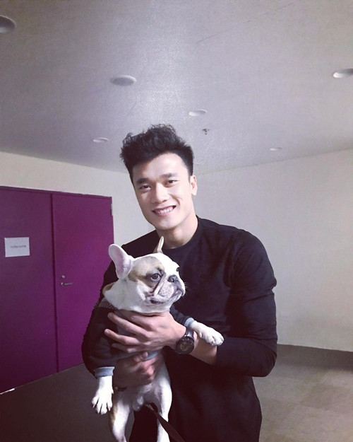 Tiến Dũng và chú cún cưng Si. Tiến Dũng và chú cún cưng Si.