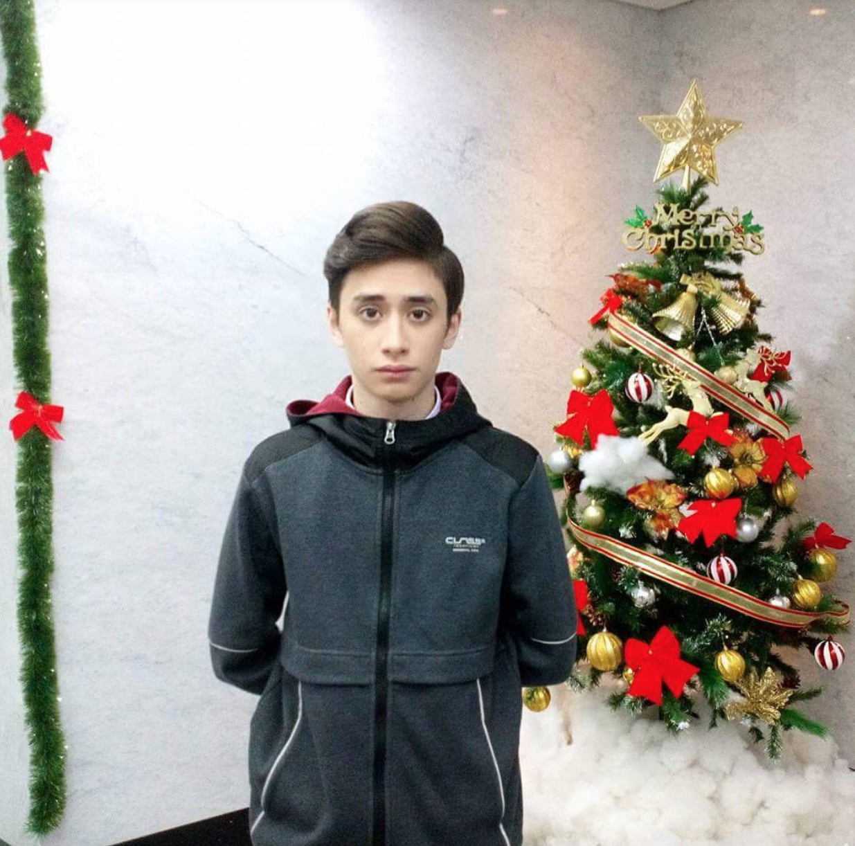 Cận cảnh khuôn mặt điển trai của MC bản tin thời sự gây bão.