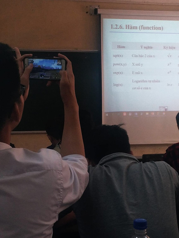 Tưởng đưa điện thoại chụp ảnh, hóa ra lại chơi game thế này!