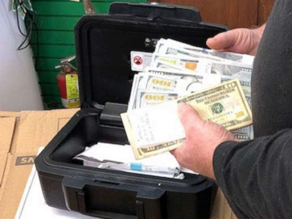 Số tiền mà ông Kirby tìm thấy bên trong chiếc ghế sofa cũ.