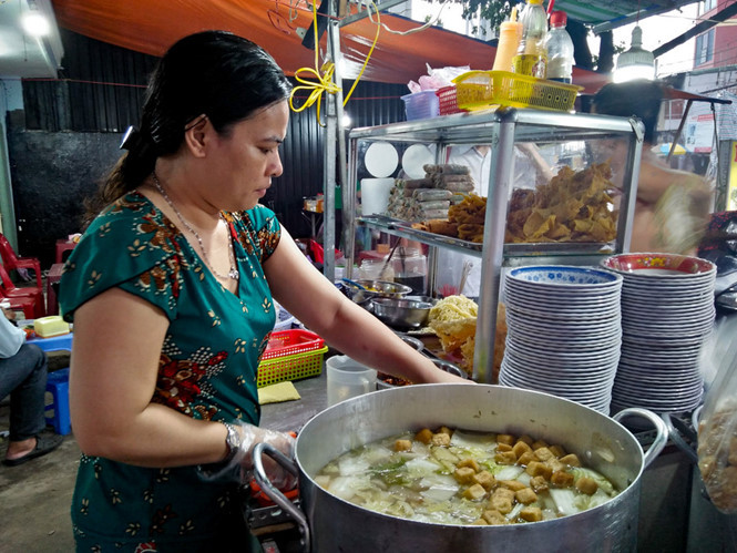 Hủ tiếu chay Sa Đéc luôn nóng hổi sẵn sàng phục vụ thực khách. Ảnh: LÊ HỒNG HẠNH.